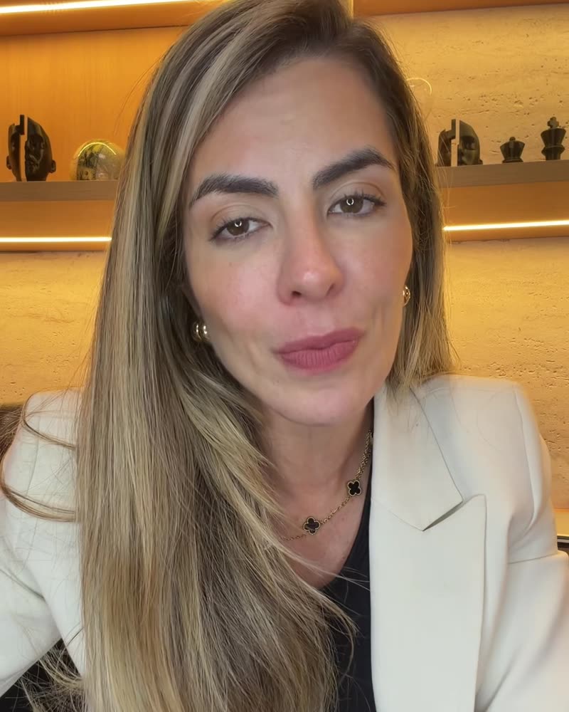 Advogada da equipe D'Paula Advocacia Criminal no escritório, em Recife